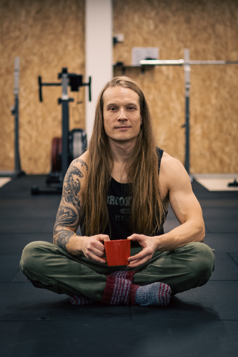 Kimmo istuu salin lattialla ja juo kahvia